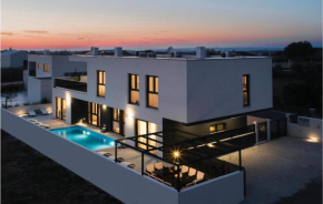 Beautiful Home In Pula With Kitchen